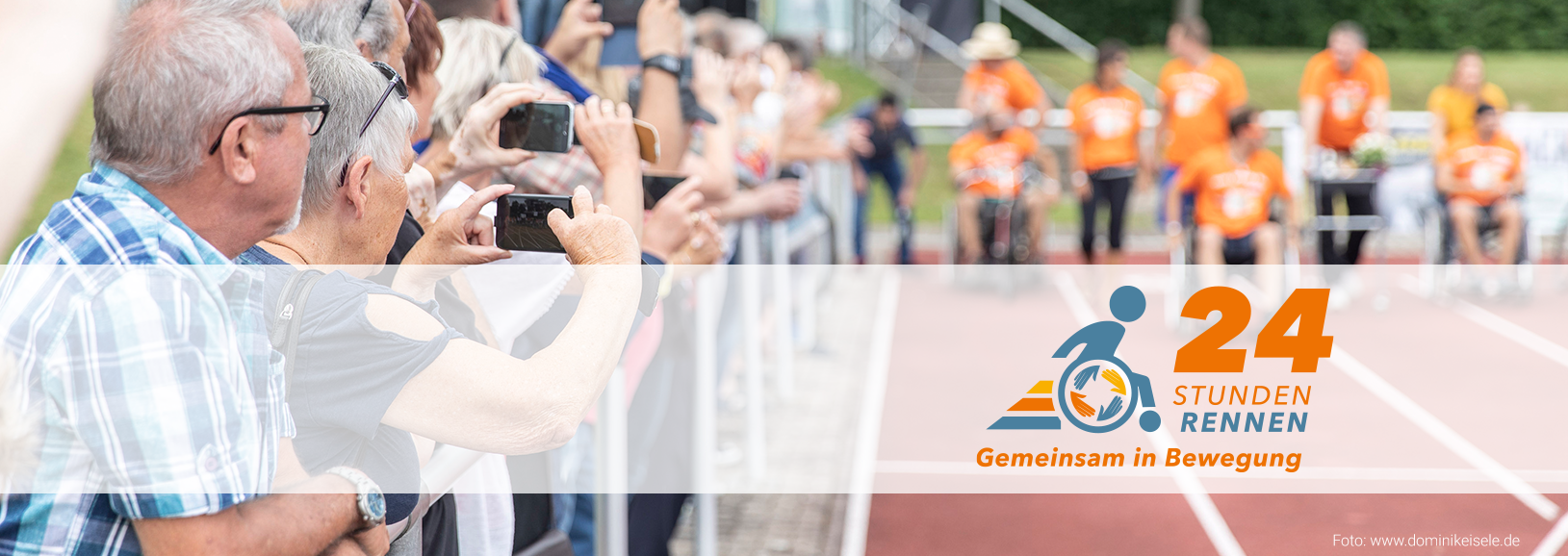 Zuschauerinnen und Zuschauer verfolgen das inklusive 24-Stunden-Rollstuhlrennen in Eislingen. Im Hintergrund sind Teilnehmende auf der Laufbahn des Eichenbachstadions zu sehen. Das Bild trägt das Logo „24 Stunden Rennen – Gemeinsam in Bewegung“.