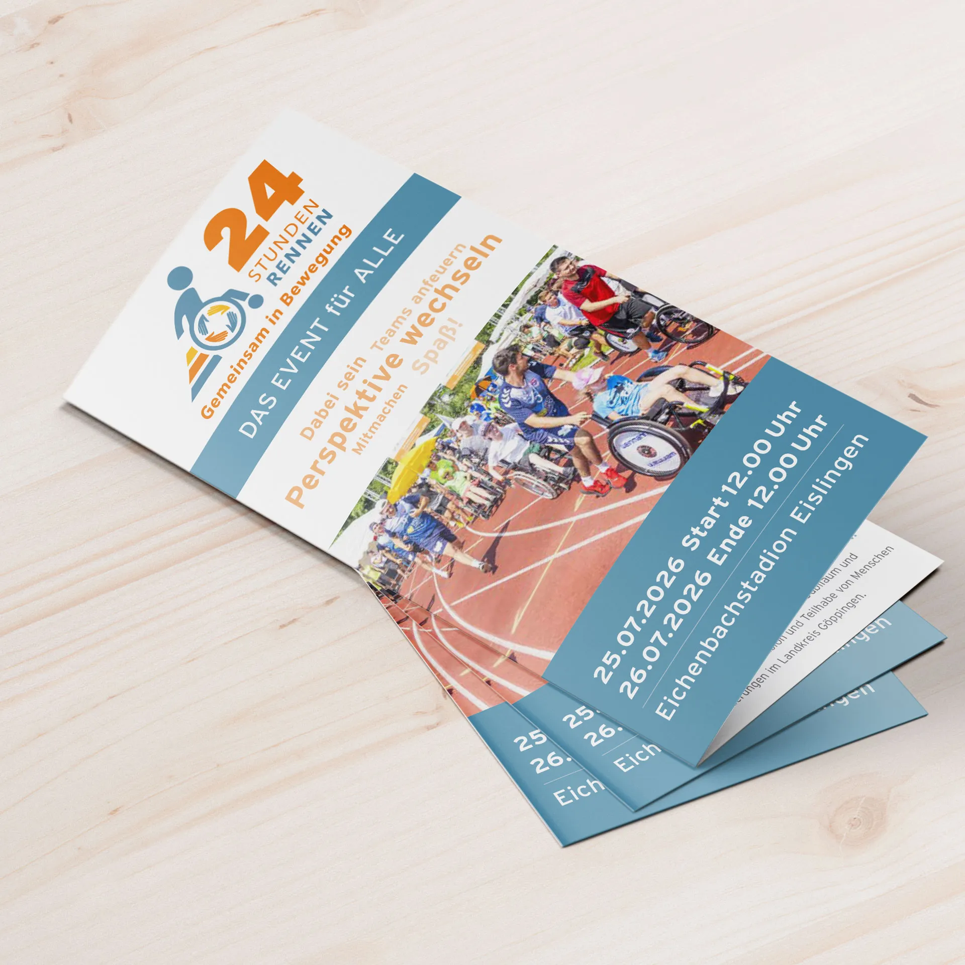 Flyer zum 24-Stunden-Rollstuhlrennen in Eislingen. Das Printmedium informiert über das inklusive Sportevent „Gemeinsam in Bewegung“ im Eichenbachstadion und zeigt Teilnehmende auf der Laufbahn.