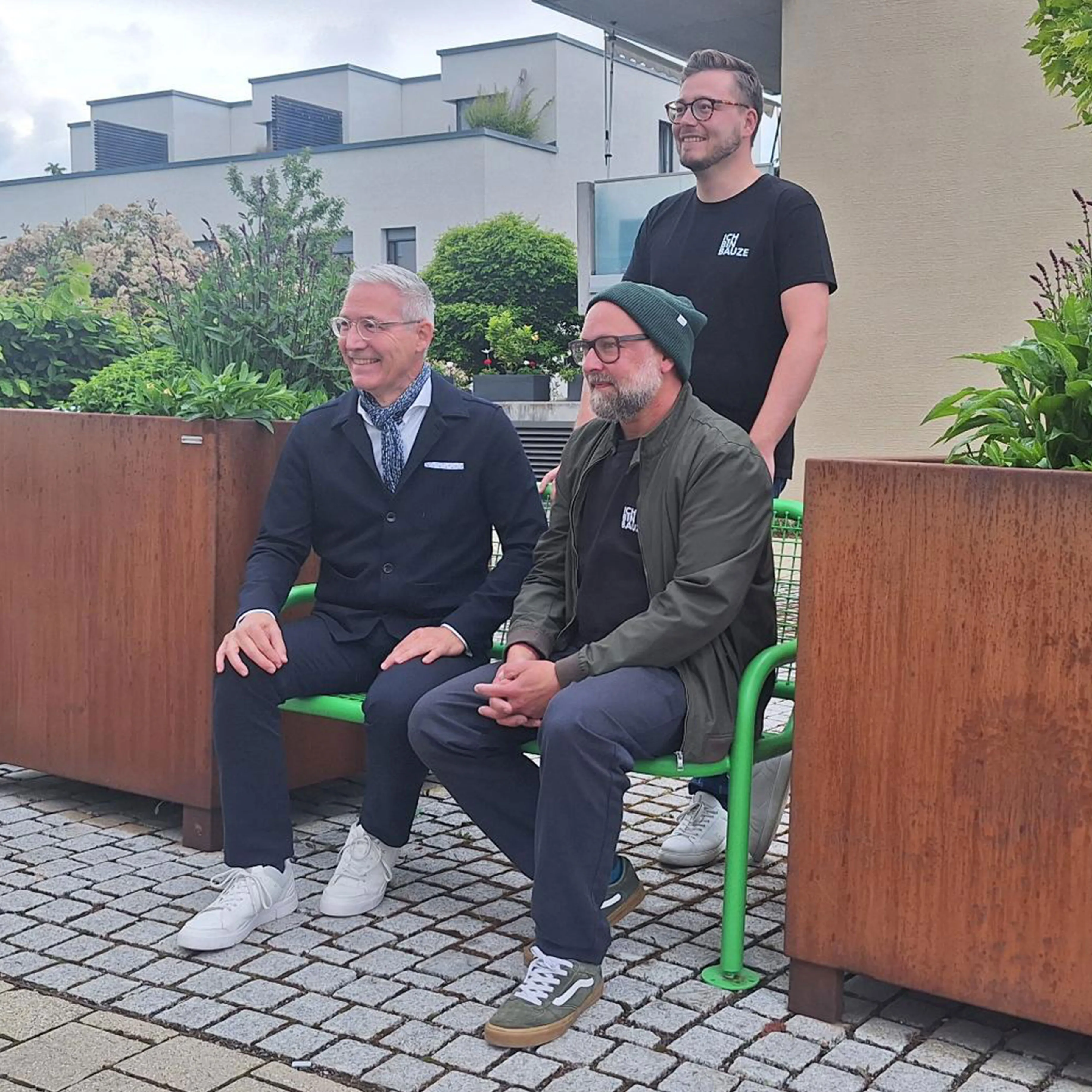 Offizielle Einweihung der ersten Mitfahrbank des Projekts „Nimm mi mit Bänkle“ in den Akademiegärten in Neuhausen auf den Fildern. Vertreter der Gemeinde und des Vereins „Ich bin Bauze“ präsentieren die neue Mitfahrbank zur Förderung nachhaltiger Mobilität und nachbarschaftlicher Hilfe.