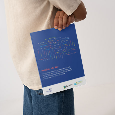 Person hält eine Broschüre mit blauem Cover und grafischer Typografie zum Thema Religion und gesellschaftlicher Dialog. Das Printmedium wurde für ein Workshop- und Bildungsformat gestaltet.