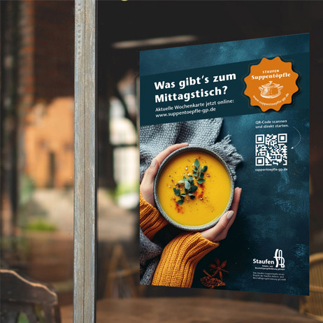 Plakat des Staufen Suppentöpfle in Göppingen mit Kürbissuppe, QR-Code und Informationen zum Mittagstisch in Göppingen. Titel des Plakats ist: „Was gibt’s zum Mittagstisch?“